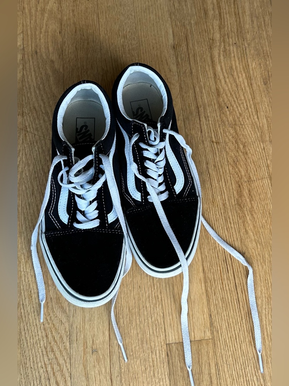 Vans Black and White Old Skool Low-Top Sneakers. Women’s (9) men’s (7.5)